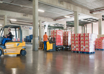 Gabelstaplerfahrer im Lager Gabelstaplerfahrer im Lager